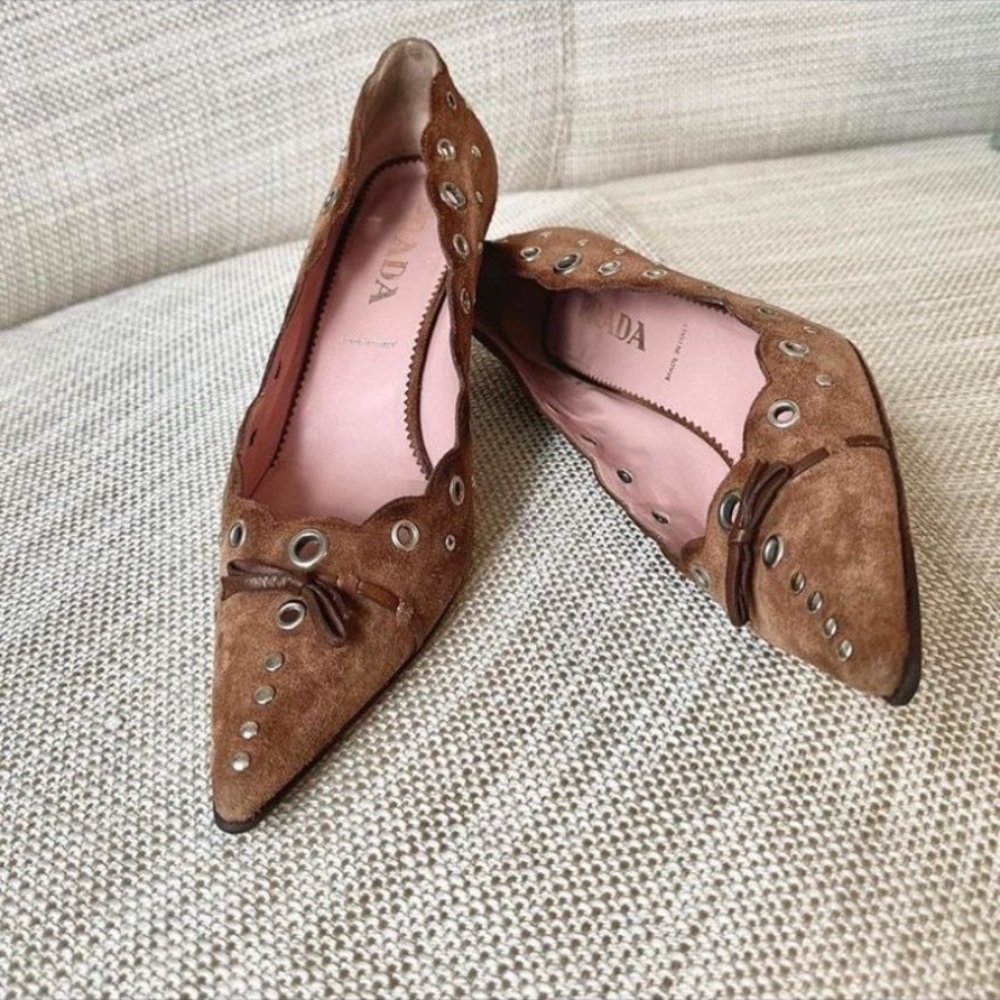 Prada suede grommet heels - VINTAGE - size 39 - Picture 2 of 3